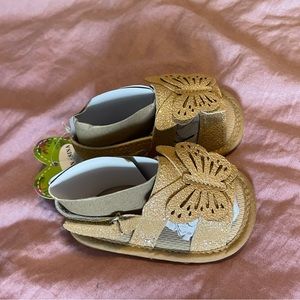 Size 1 but fit like a 2 infant sandals. Glitter.